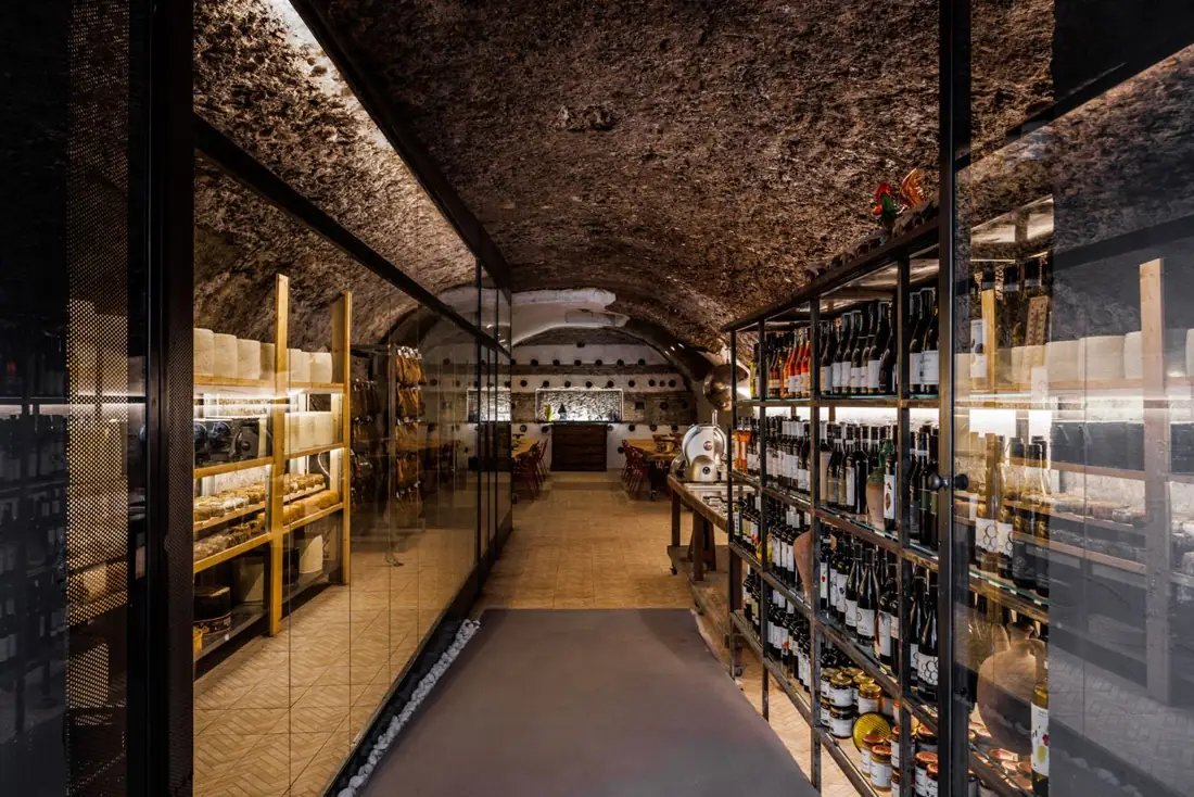 Il corridoio della grotta con le forme in affinamento