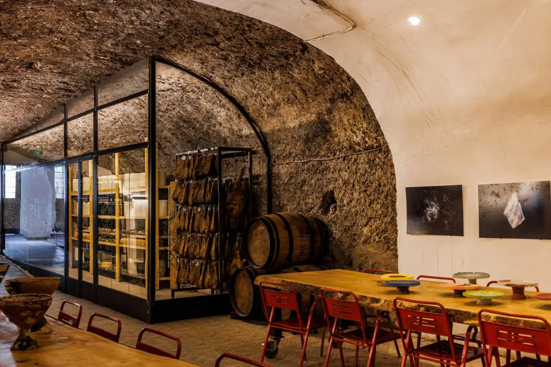 Il tavolo nella grotta, accanto alla cantina delle forme